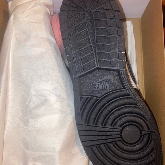 Air Jordan retro 1s low - Picture 2 of 3